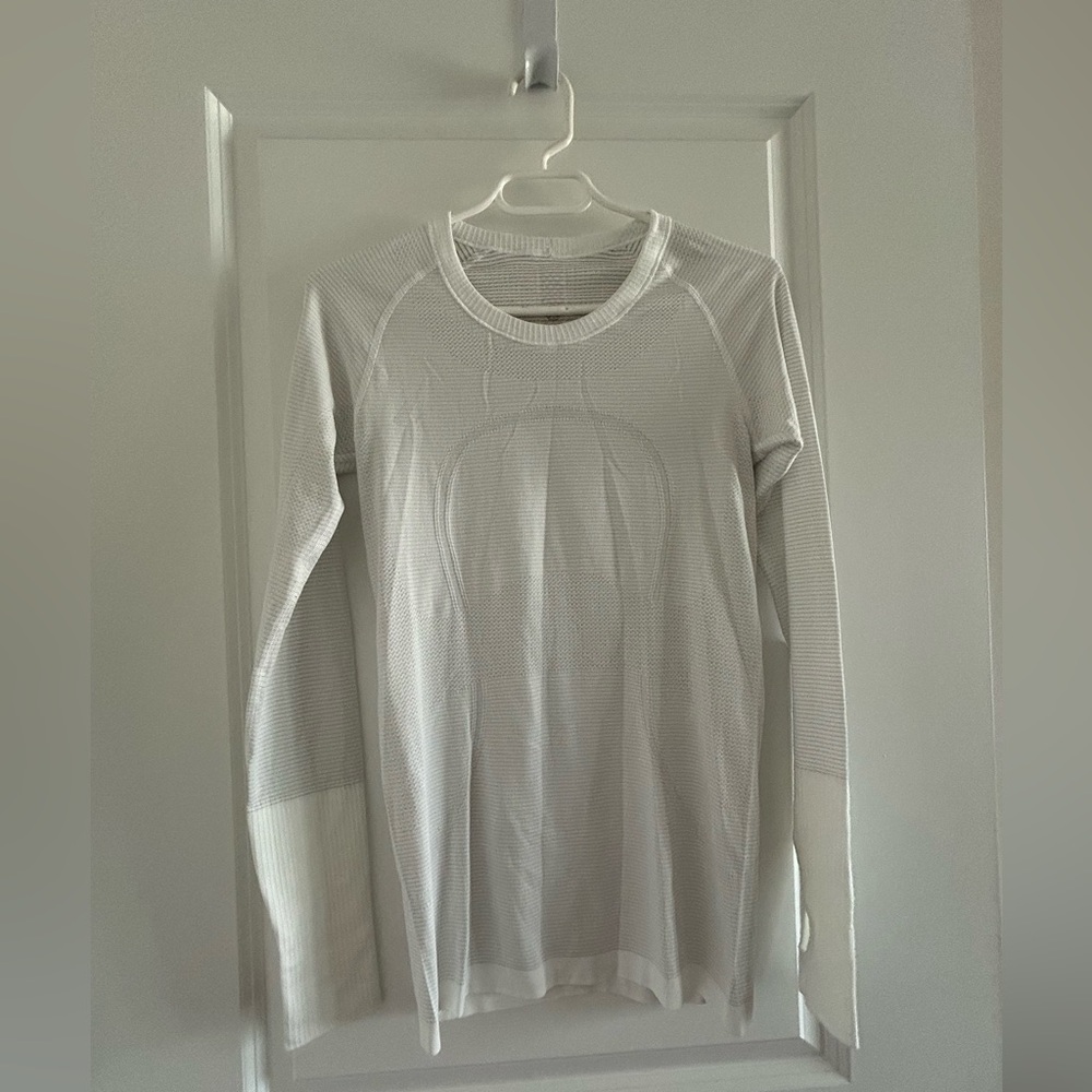 LULULEMON ATHLETICA • Long Sleeve
Breathable Top • S/M • White •